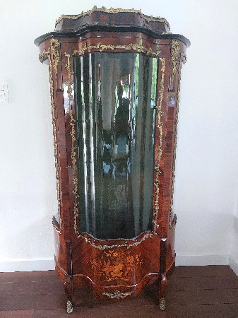 Antiekrestauratie  van  een marqueterie vitrinekast
